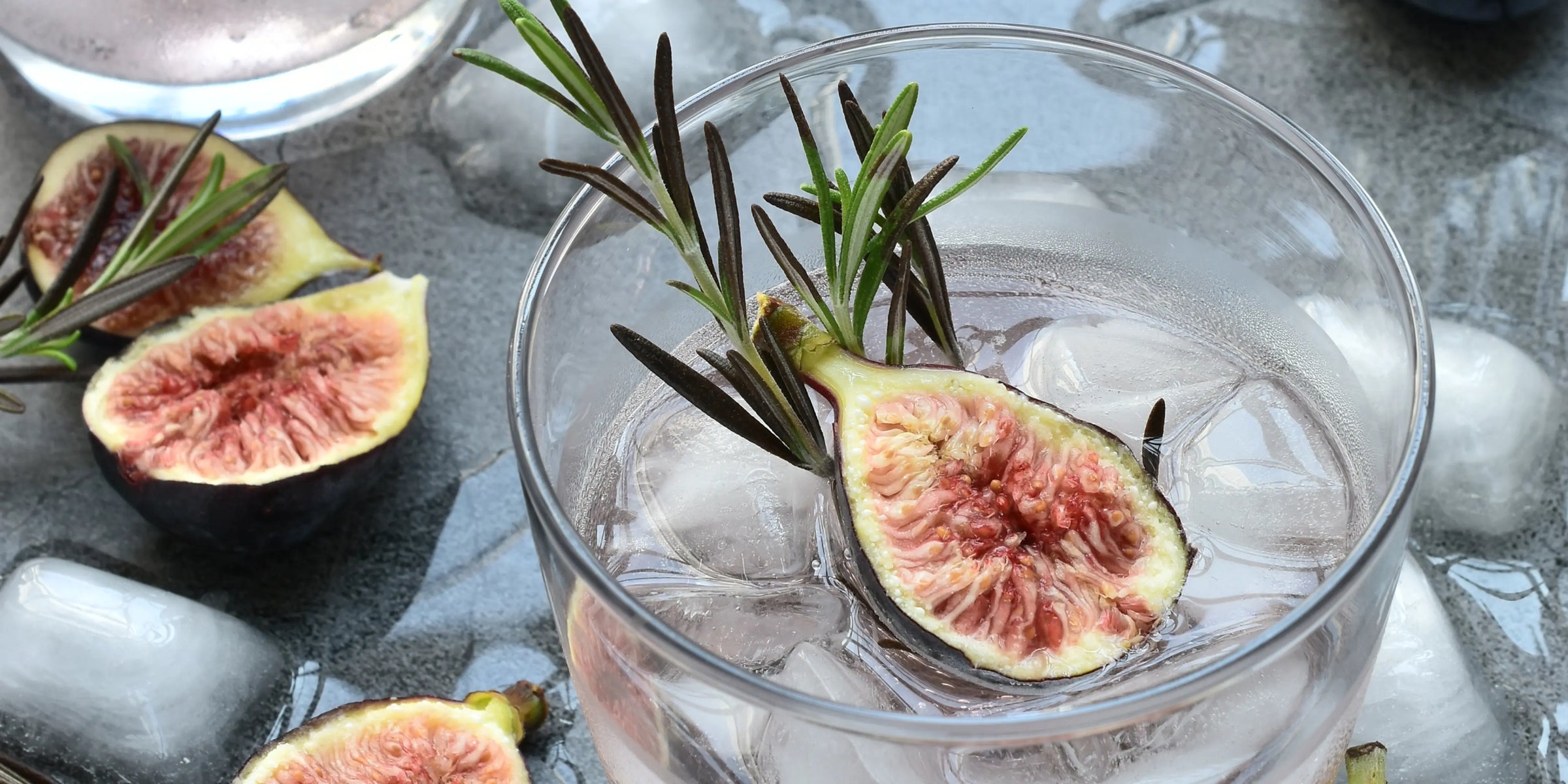 Beverages ist das englische Wort für "Getränke". Getränkeglas mit Eiswürfeln und Deko.