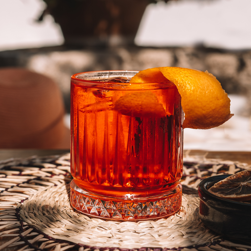 Negroni Getränk mit Orangenschale garniert
