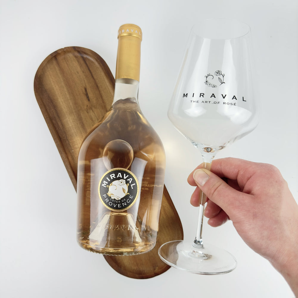 Château Miraval Flasche mit Weinglas und Deko