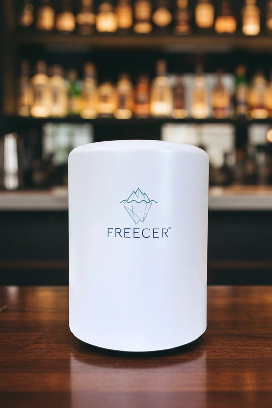 Der Freecer auf einem Tisch stehend. Im Hintergrund eine Bar.