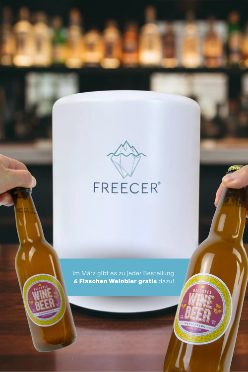 Der Freecer auf einem Tisch stehend. Im Hintergrund eine Bar mit Weinbier.