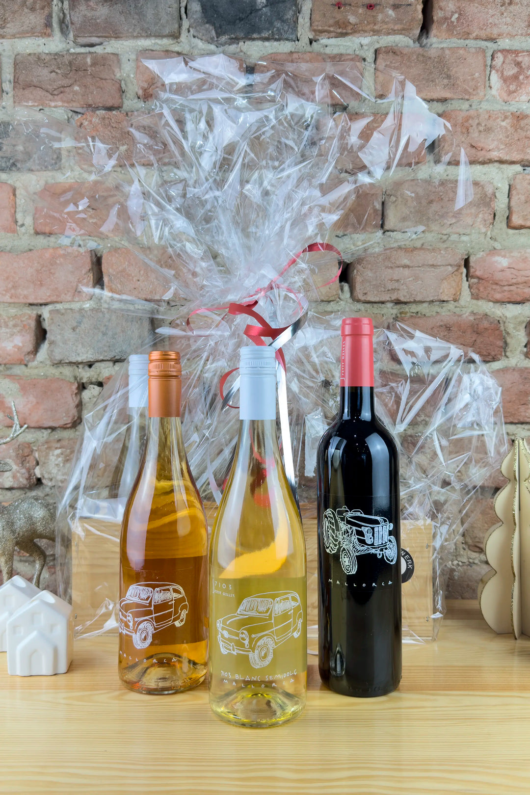 Geschenkkorb mit Weihnachtsdeko