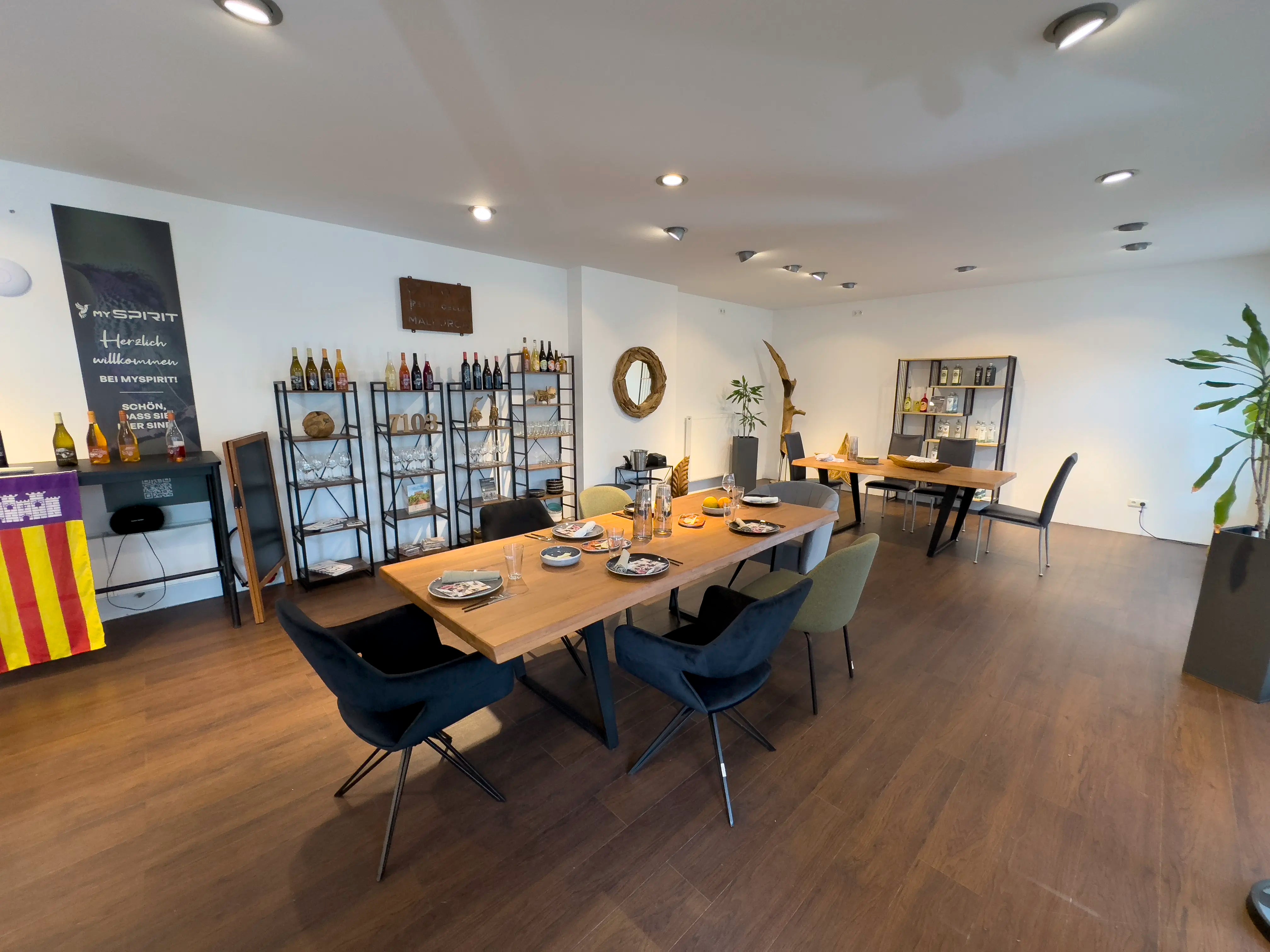 Blick in den mySpirit Showroom, gedeckter Tisch für Verostungen, Weinregale, Ginregale