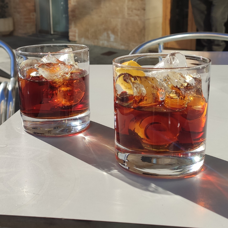 Vermut Drink mit Eiswürfeln