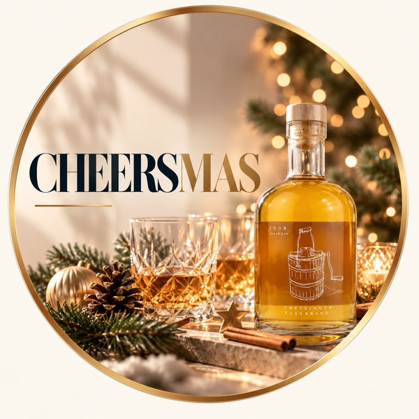 Cheersmas – Zwetschgen-Fassbrand mit Gläsern in weihnachtlicher Dekoration